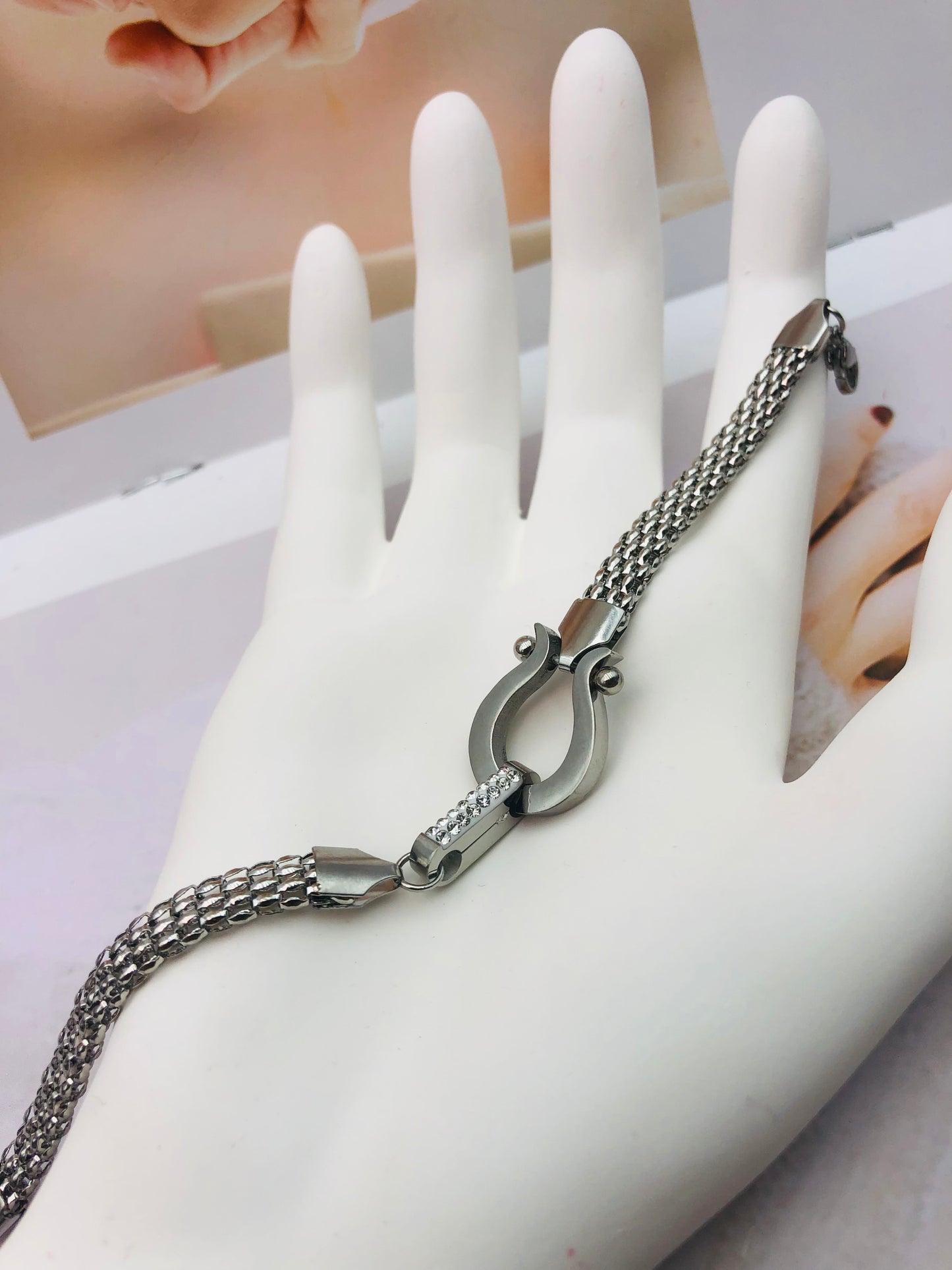 MELLO Crystal U-Clasp Bracelet ✨🔗
